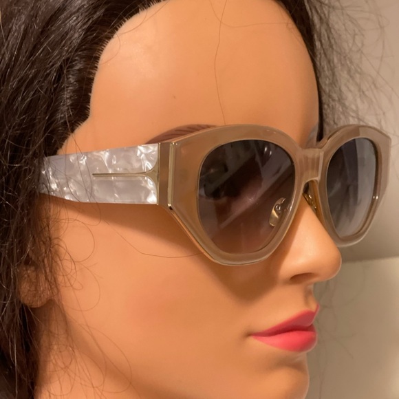 Dezi Eyewear - Charge It Alluded Nud
/ Smoke Gradient. Chic and attractive - Picture 5 of 16